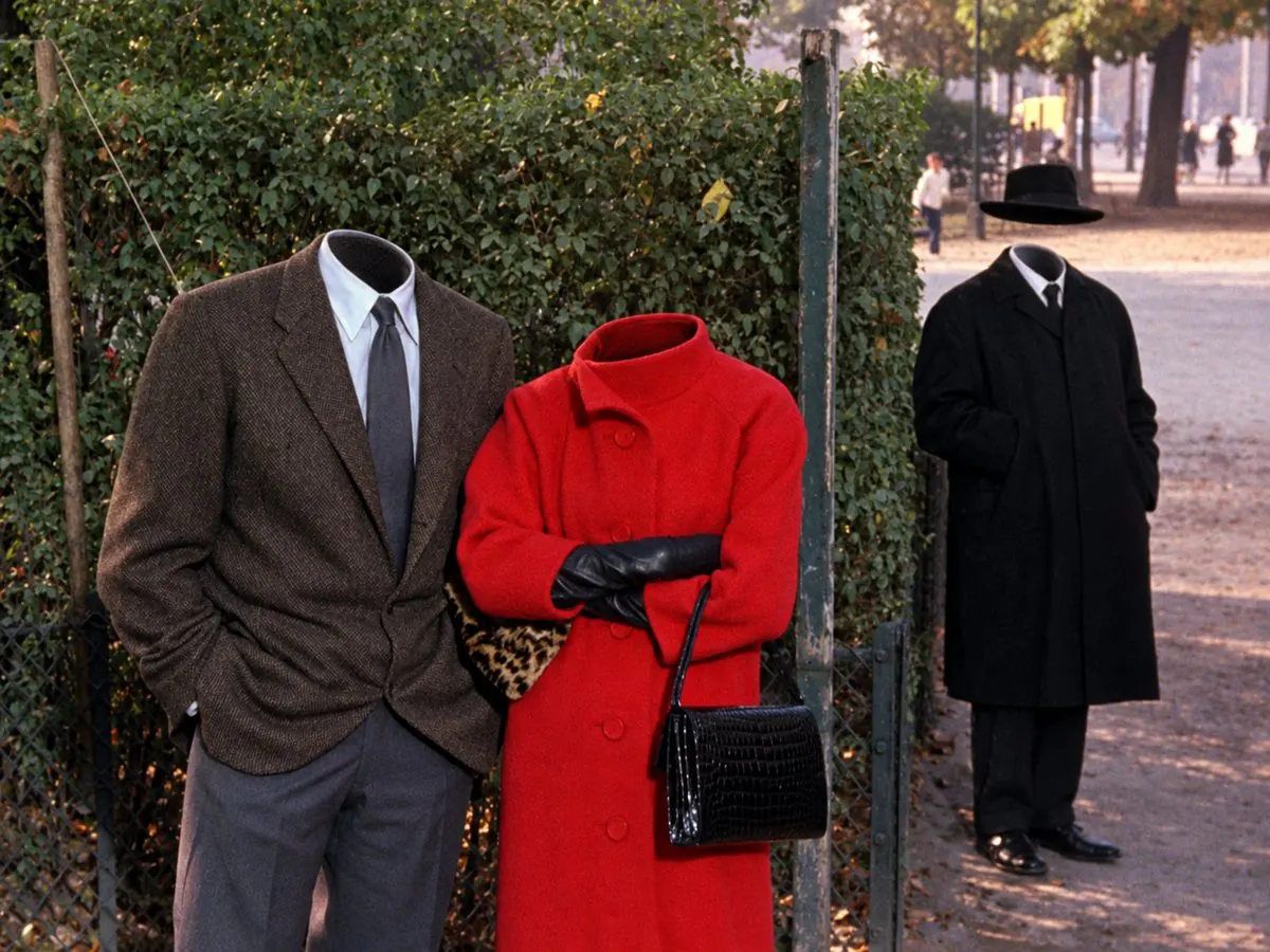 Escena de Charada (1963) con los personajes invisibles